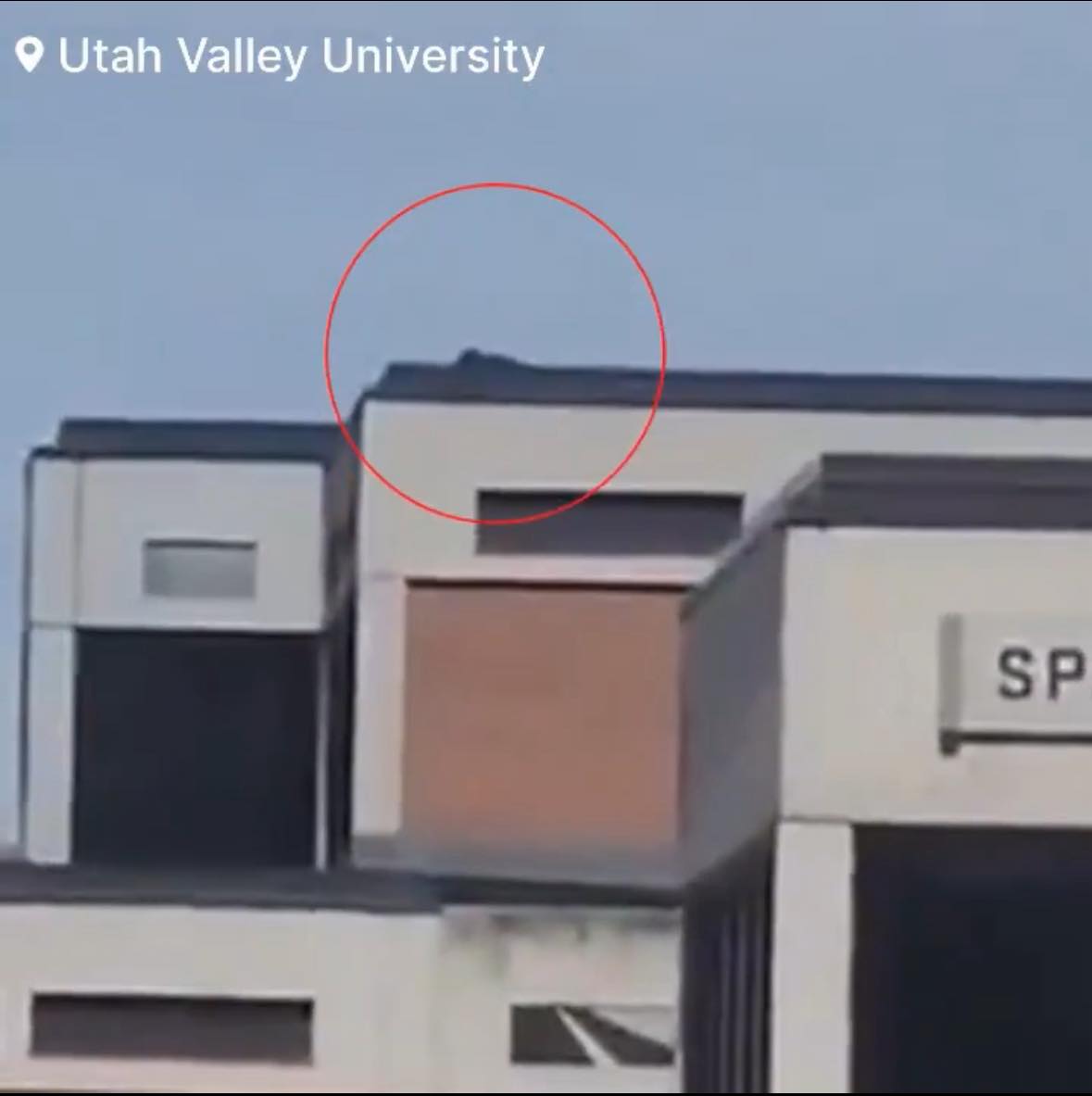 🔥🚨BREAKING: New footage shows an unknown individual on the rooftop of the Losee center at Utah Valley University moments before Charlie Kirk was Cʜsʜᴏᴛ. Apparently the sh**ter is still at large