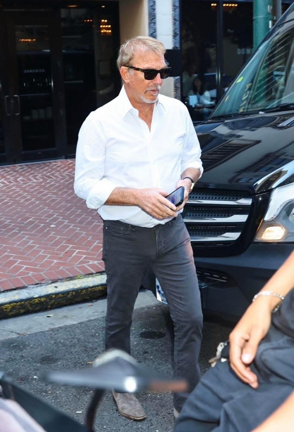 Kevin Costner Receives BAMBI Award for International Acting Excellence