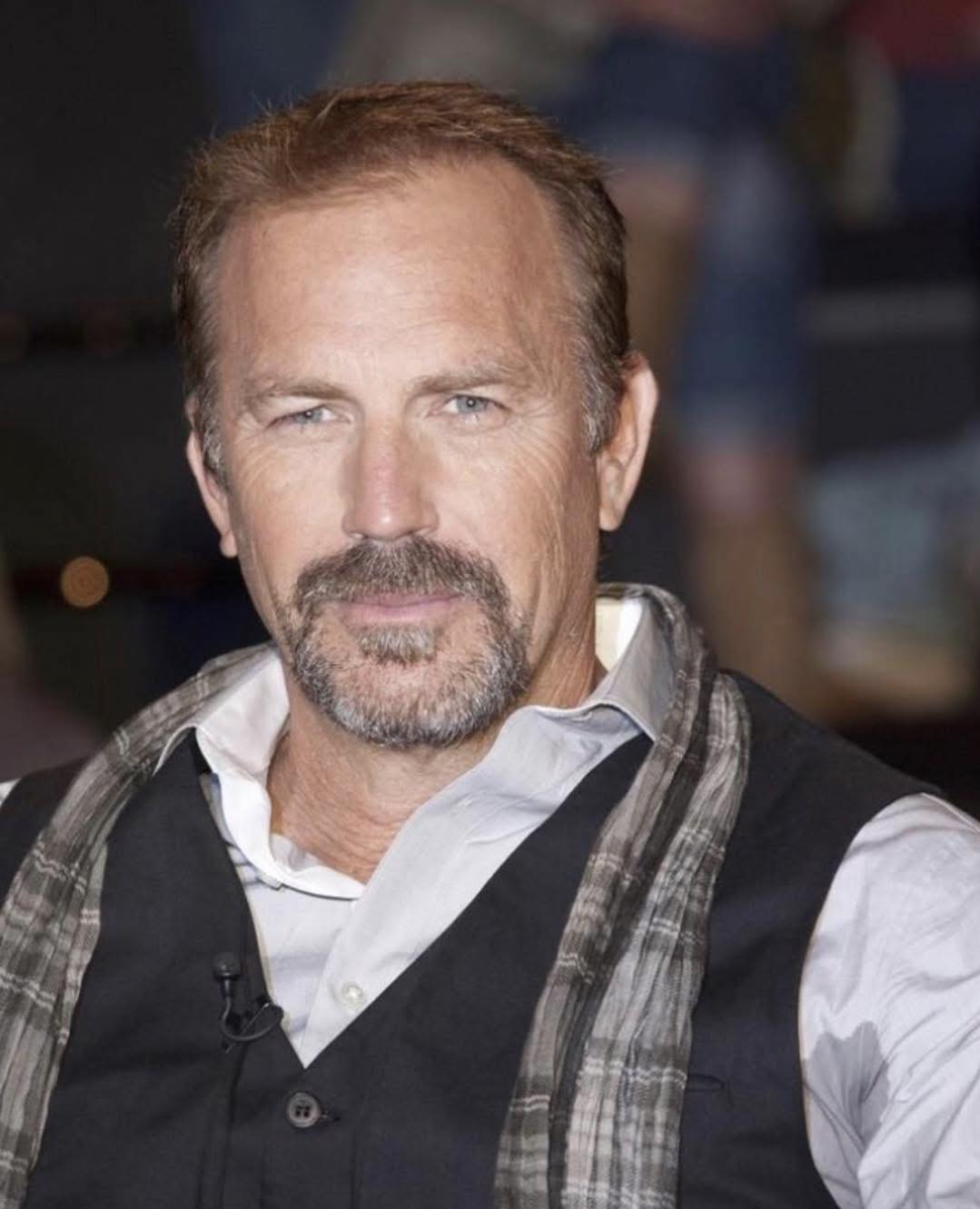 “Sarah Parish’s Surreal Encounter with Kevin Costner: Balancing Two Major Roles”
