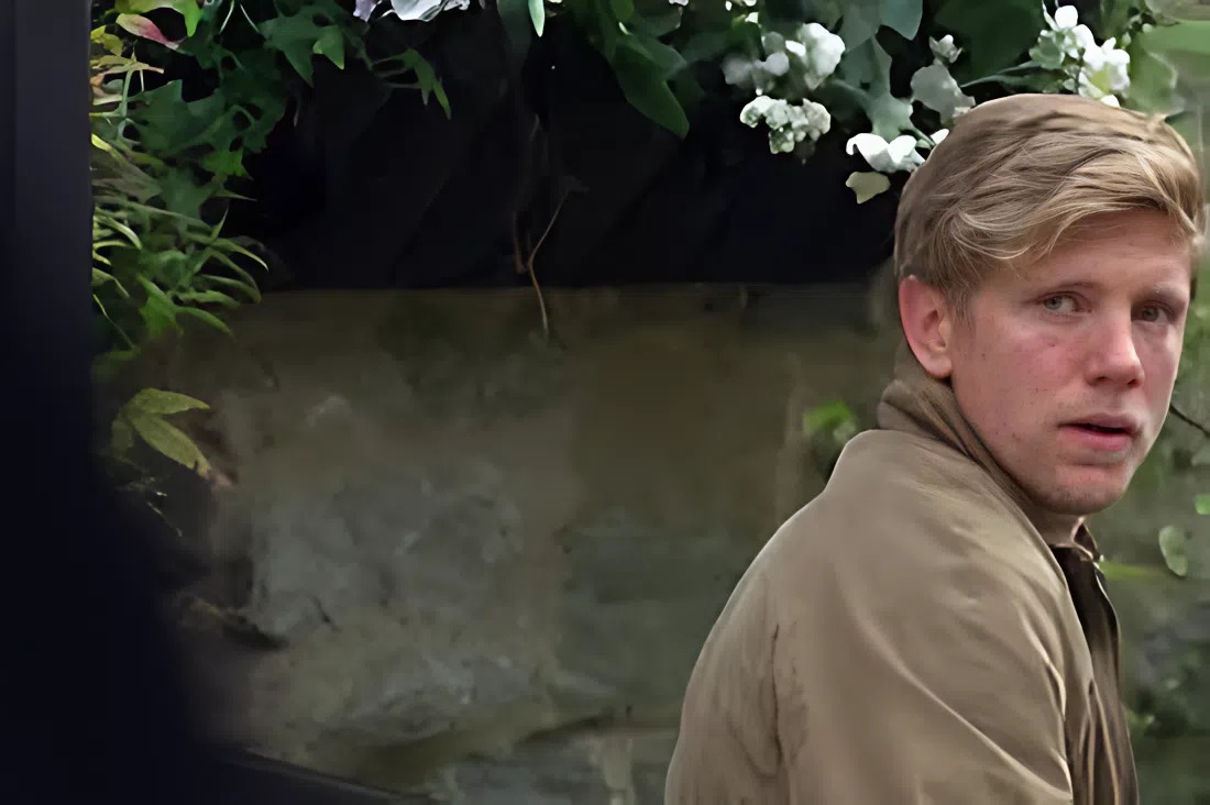 Aaron catches Robert and Kev in Emmerdale as they share a kiss